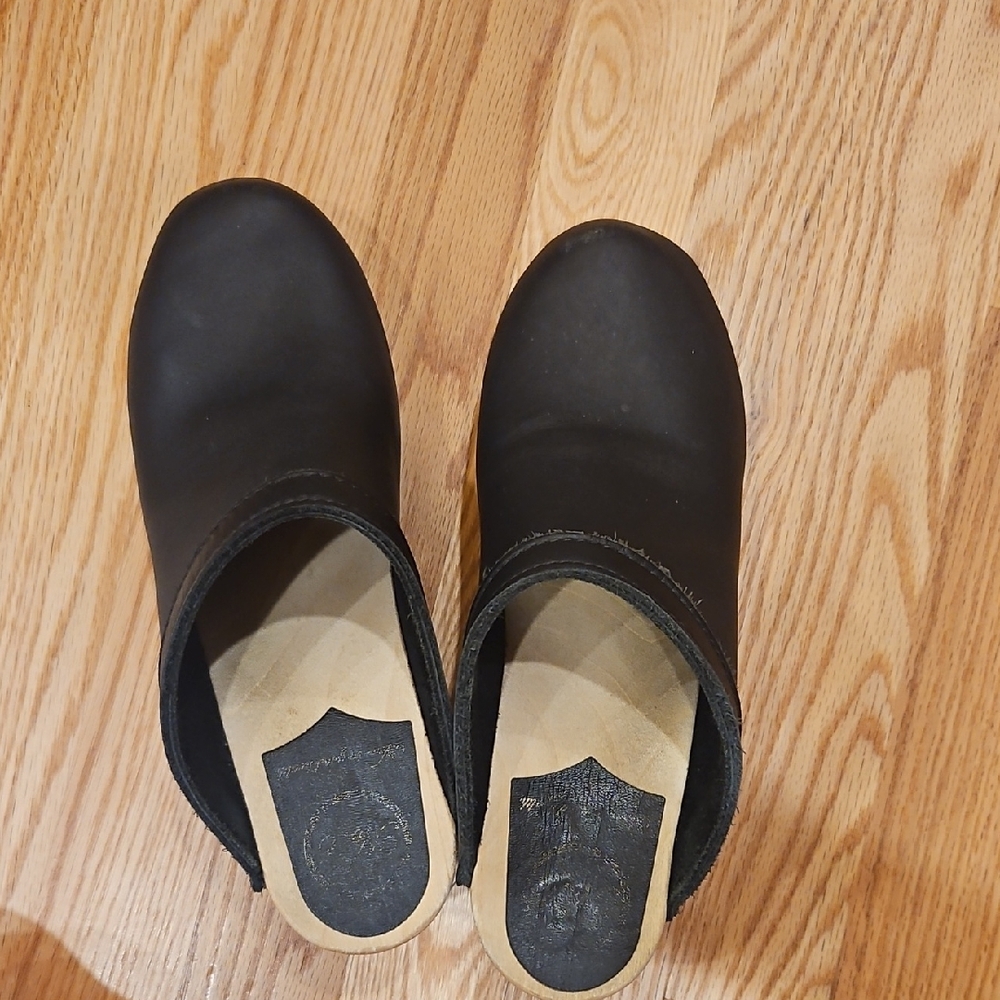 No. 6 Old School Black Leather Clogs